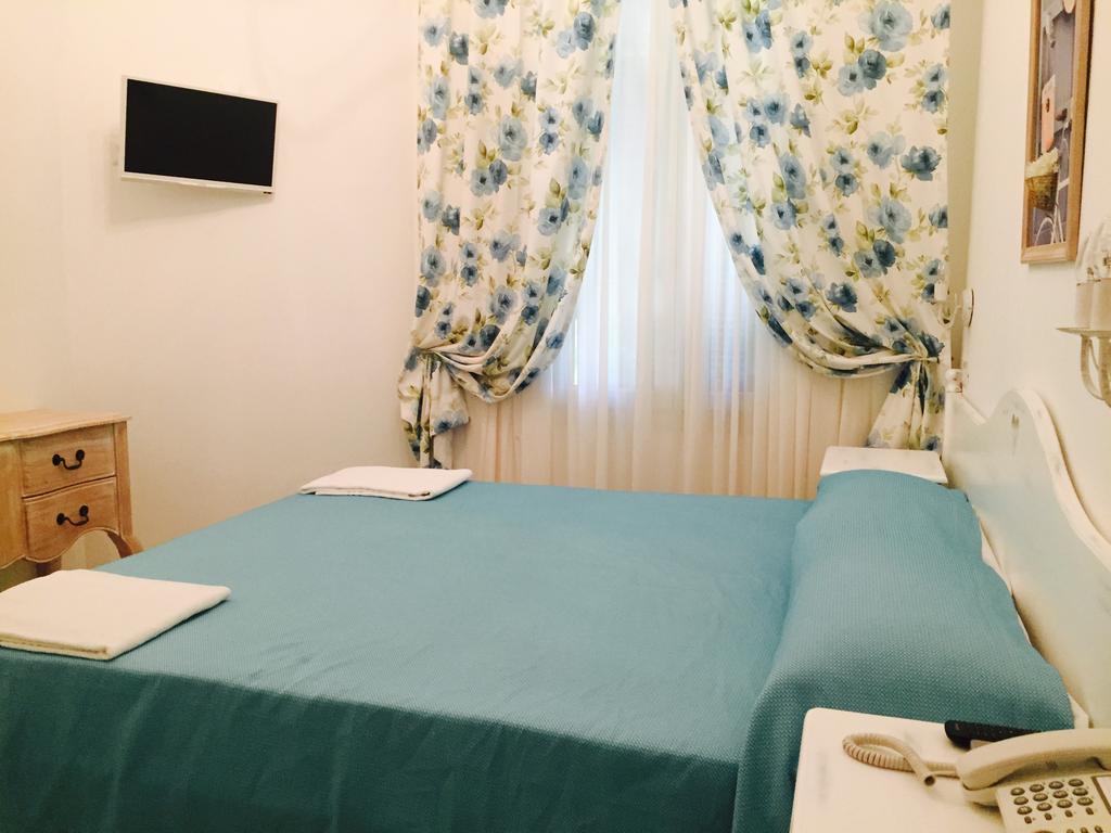 Hotel La Scogliera Бордігера Номер фото