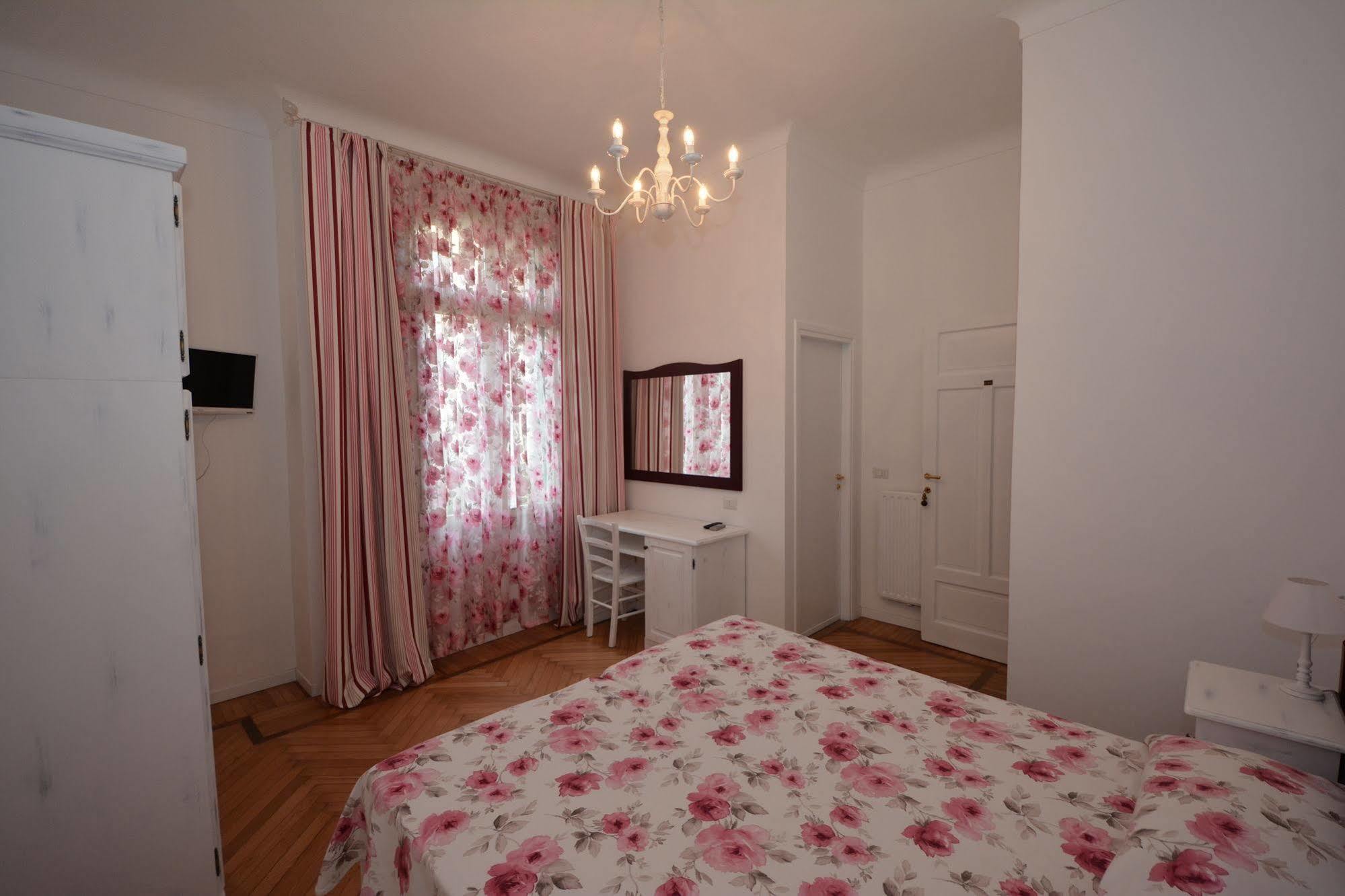 Hotel La Scogliera Бордігера Екстер'єр фото